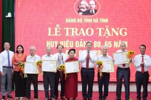 Phó Thủ tướng Thường trực Chính phủ Phạm Gia Túc trao Huy hiệu Đảng cho các đảng viên tại Hà Tĩnh