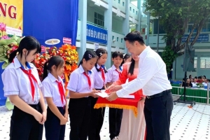 60 học sinh khó khăn xã Long Sơn được hỗ trợ học bổng