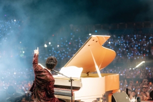 Hoàng Dũng bật khóc trước hơn 11.000 khán giả, Vũ. bất ngờ xuất hiện tại Xoay Tròn Concert Day 3