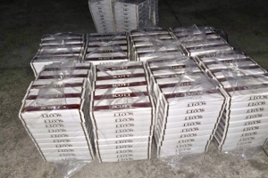 Vĩnh Long: Phát hiện 5.400 bao thuốc lá lậu giấu dưới chân cầu