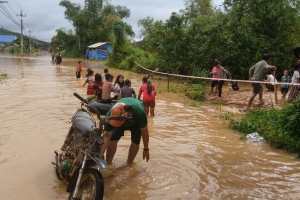 Lâm Đồng: Cho học sinh tạm nghỉ học do mưa kéo dài gây ngập lụt