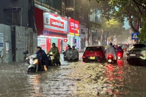 Hà Nội đón mưa lớn, đề phòng ngập úng và dông lốc