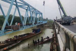 Quảng Trị: Hoàn thành di dời 3 sà lan mắc kẹt tại cầu đường sắt Mỹ Chánh