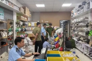 Gia Lai: Khởi tố người phụ nữ bán gần 750 đôi dép giả nhãn hiệu CROCS