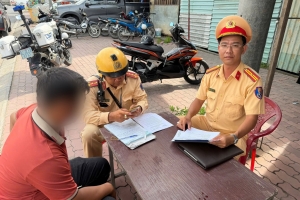 Phát hiện vi phạm trong thi công đường bộ, CSGT Rạch Chiếc lập biên bản xử lý