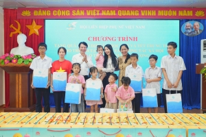 Trao 100 suất quà tặng phụ nữ có hoàn cảnh khó khăn tại khu vực biên giới biển Hải Phòng