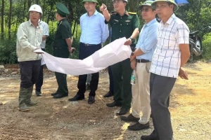 Phó Chủ tịch UBND thành phố Quảng Ninh Nguyễn Văn Công kiểm tra công trình kè bảo vệ bờ sông biên giới