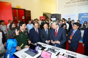 Tổng Bí thư, Chủ tịch nước Tô Lâm tham quan không gian triển lãm "Mạch nguồn Kinh Bắc - Vươn cao thời đại"