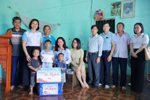 LHPN Hải Phòng: Thăm, tặng quà trẻ em có hoàn cảnh khó khăn nhân dịp năm học mới và Tết Trung thu