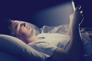 Ngủ trong phòng có ánh sáng làm thay đổi cấu trúc tim và tăng nguy cơ đột quỵ