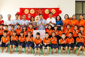 Phó Chủ tịch UBND thành phố Bắc Ninh Đào Quang Khải tặng quà Tết Trung thu thiếu nhi