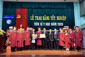Huế: 8 tân tiến sĩ được trao bằng tốt nghiệp
