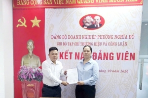 Chi bộ Tạp chí Thương hiệu và Công luận kết nạp đảng viên mới