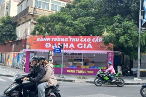 Bánh trung thu treo biển “đại hạ giá” khắp phố Hà Nội