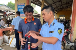 Đưa mẫu hàng hóa đến chợ, hướng dẫn người dân nhận biết hàng thật - hàng giả