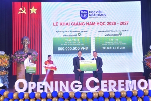 Vietcombank trao tặng 2,3 tỷ đồng cho Học viện Ngân hàng