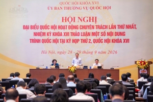 Đại biểu hội Quốc hội hoạt động chuyên trách thảo luận về nhóm dự án thuộc lĩnh vực hành chính, tư pháp