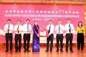 Đoàn đại biểu các xã, phường khu vực biên giới Móng Cái chúc mừng Quốc khánh nước Cộng hòa nhân dân Trung Hoa