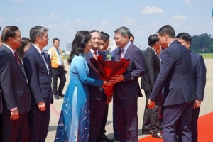 Thủ tướng Lê Minh Hưng tới Thủ đô Viêng Chăn, bắt đầu chuyến thăm chính thức Lào