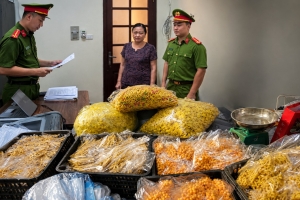 Lạng Sơn: Khởi tố cơ sở sản xuất hàng nghìn gói bim bim, đồ ăn vặt giả tuồn ra cổng trường học