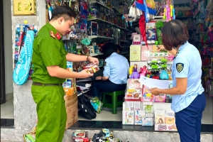 Hà Nội: Thu giữ lô đồ chơi trẻ em nhập lậu trên phố Thịnh Liệt
