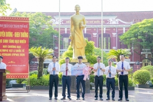 Huế: Khen thưởng em Tăng Hạo Nhiên- Huy chương Bạc Kỳ thi Olympic Vật lý quốc tế Al-Fergani