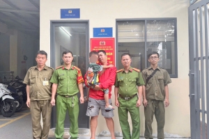 TP.HCM: Ấm lòng câu chuyện Công an phường Đông Hưng Thuận tìm người thân cho bé trai đi lạc