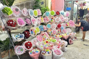 Thị trường quà tặng 20/10: Đa dạng lựa chọn, phong phú mẫu mã