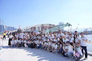 Cầu đi bộ qua sông Sài Gòn hợp long thành công sau 8 giờ thi công