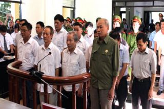 Xét xử 14 bị cáo nguyên là cán bộ có sai phạm trong công tác quản lý đất đai ở xã Đồng Tâm