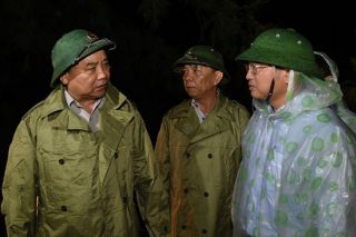 Thủ tướng Nguyễn Xuân Phúc trực tiếp thị sát và chỉ đạo khắc phục hậu quả bão số 10