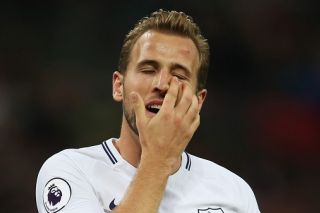Harry Kane lỡ “đại chiến” với MU vì gặp chấn thương