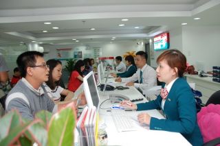 Kienlongbank đồng hành hỗ trợ người dân sau bão số 12