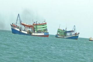 Bị lật thuyền, 2 ngư dân mất tích trên biển