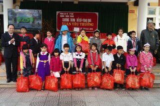 HTX Vận tải ô tô Tiến Đạt tham gia trao quà cho học sinh nghèo tỉnh Thừa Thiên Huế