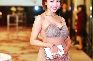 "Chết lặng" vì Vân Hugo mặc váy xuyên thấu với nội y kém tinh tế