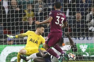 Đánh sập Wembley, Man City tiến sát ngai vàng