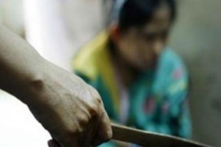 Hà Nội: Ghen tuông, chồng cầm dao đâm chết vợ