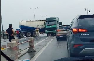 Xe bồn đâm dải phân cách, xoay ngang giữa đường trên cầu Thanh Trì