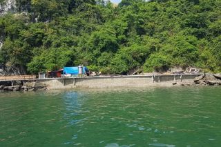 Bài 2: Cận cảnh công trình sắt thép nghìn tấn 'đè' lên vùng lõi di sản Vịnh Hạ Long