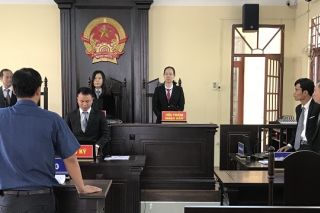 TP. HCM: Đình chỉ vụ án "bị truy tố vì... đá móp cửa ô tô"