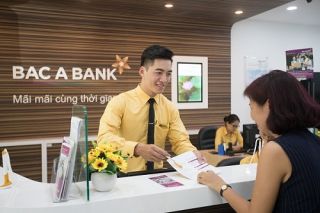 Ngân hàng giảm phí để khách hàng hưởng lợi