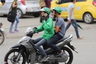 Xử lý tài xế GrabBike sử dụng điện thoại khi lái xe