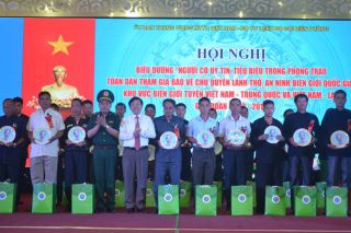 Hội nghị biểu dương 'Người có uy tín trong phong trào bảo vệ chủ quyền, an ninh biên giới'