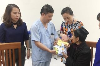 Bệnh nhi có bố mẹ tử vong trong đám cháy đã ổn định sức khỏe