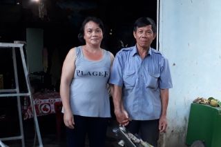 Người mẹ kế hơn 30 năm chăm sóc con chồng, giờ vẫn ngày ngày chăm cháu chồng bại não