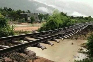 Đường sắt Bắc - Nam được thông tàu trở lại sau bão số 9