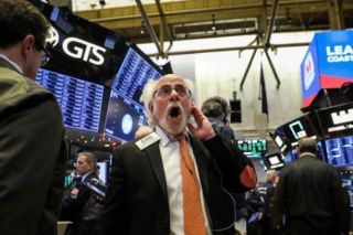 Chứng khoán Mỹ giảm mạnh, Dow Jones ‘bay’ gần 800 điểm