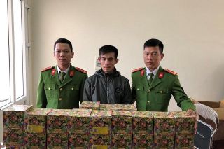 Hà Tĩnh: Bắt quả tang đối tượng “ôm” 65 kg pháo lậu