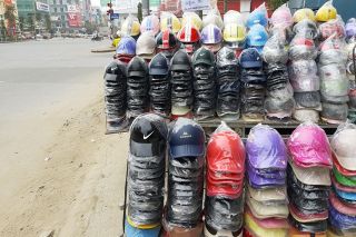 TP. Vinh, Nghệ An: Mũ bảo hiểm “rởm” bày bán tràn lan